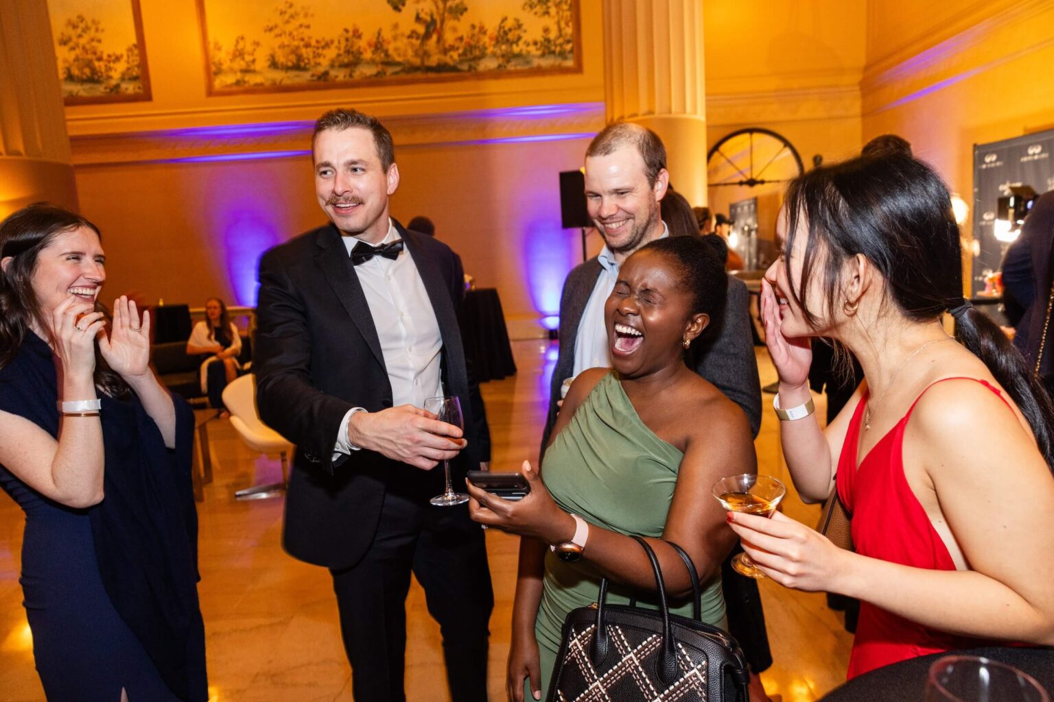 audience reaction to Amory doing strolling magic trick